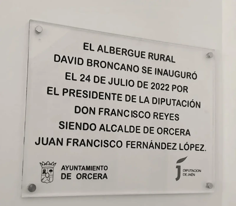 Placa del albergue.