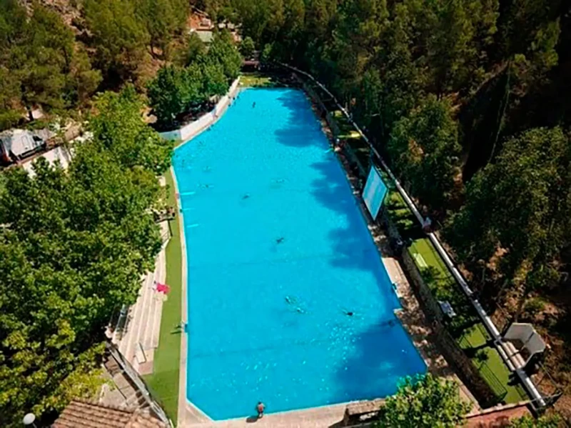 LA PISCINA DE AMURJO. Gracias a la publicidad que el presentador ha hecho de esta impresionante piscina, este verano han acudido 2.000 personas más que el año pasado.