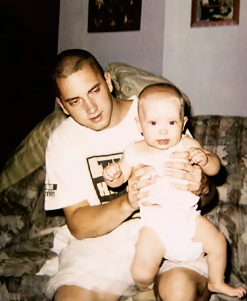 Eminem con su hija cuando era una bebé.