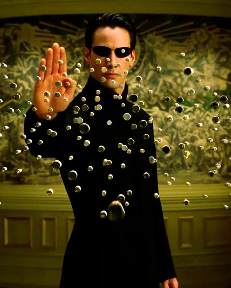 Neo parando balas en el aire en Matrix.