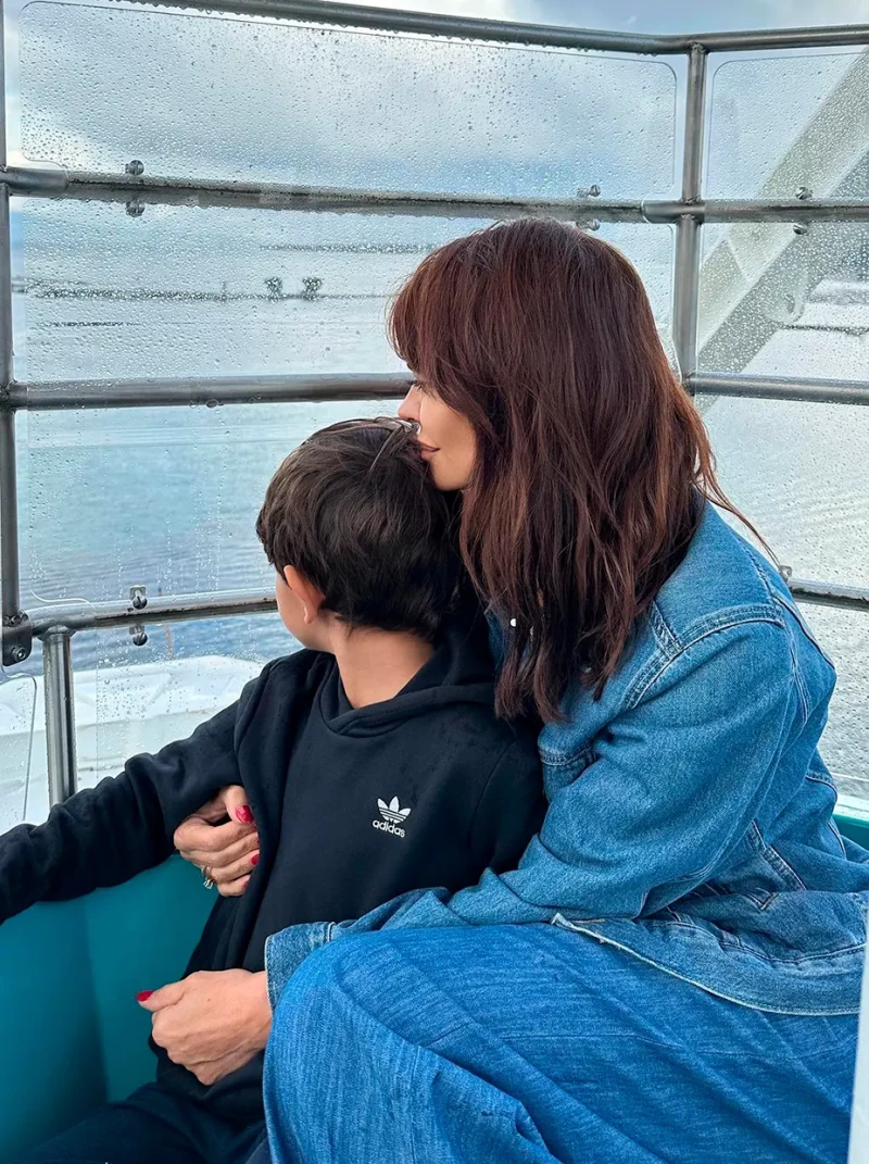 Elías, su gran amor. Nacido de su matrimonio con el empresario Jordi Nieto, el hijo
de la modelo (en la foto, con ella durante un reciente viaje a Suiza) cumplió 7 años en septiembre.