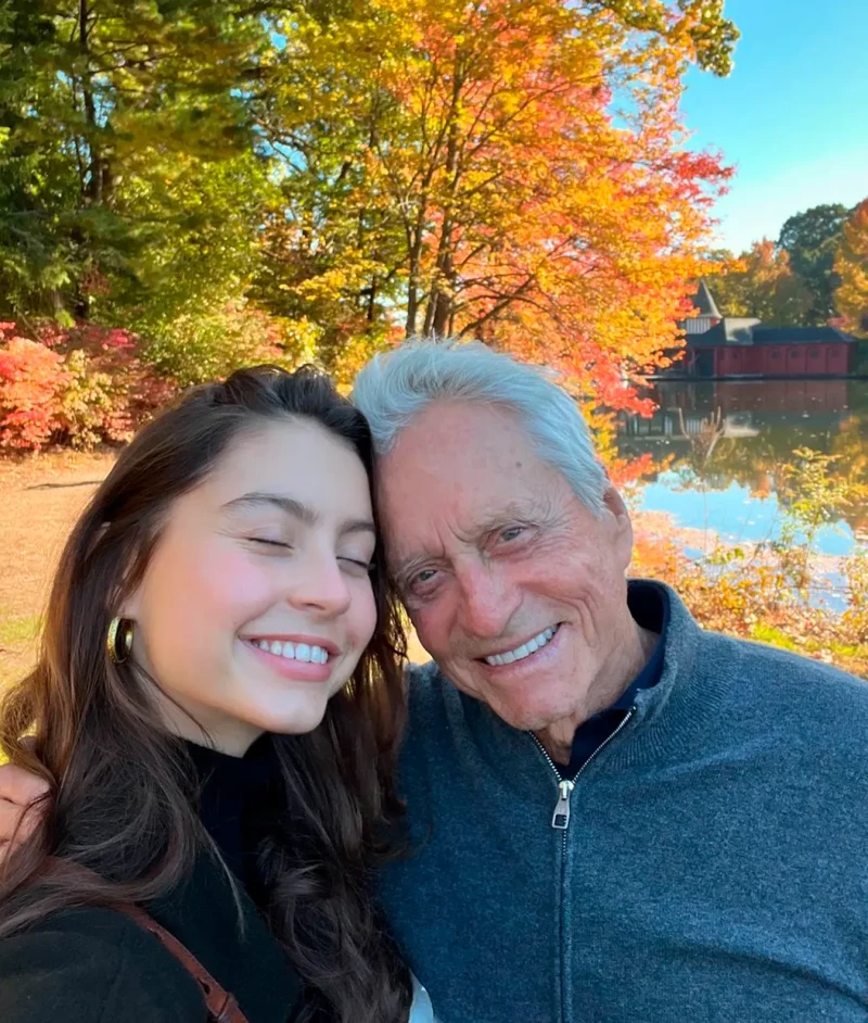 Carys posa encantada junto a su padre Michael Douglas.