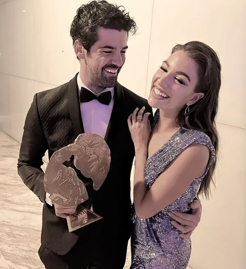 Miguel Ángel Muñoz y Ana Guerra posan sonrientes y abrazados.