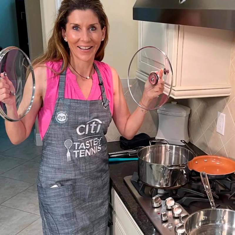 Monica Seles cocinando.