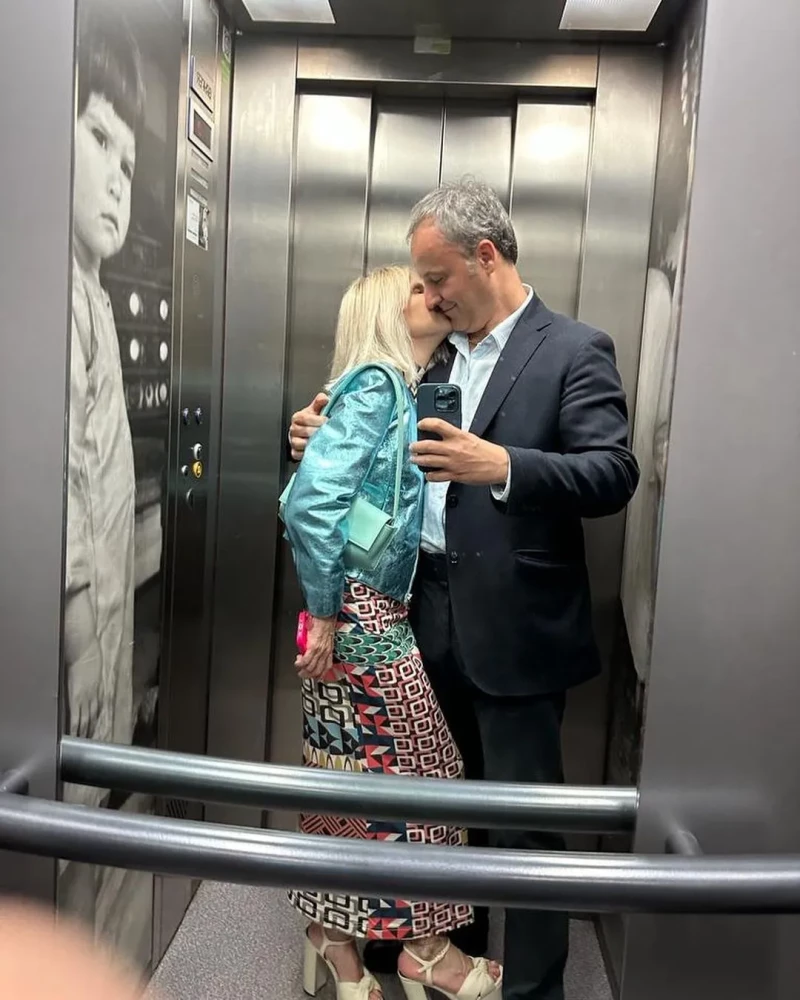 Eugenia y Narcís Rebollo en el ascensor de su casa.