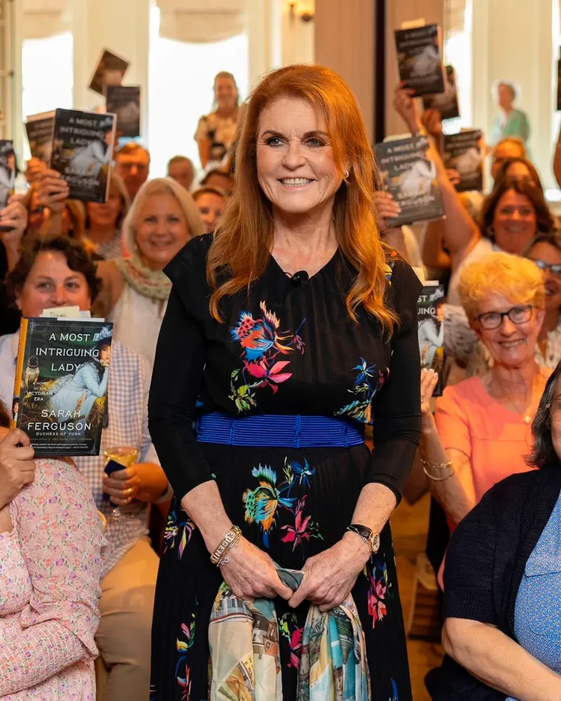 Sarah Fergusson en la presentación de una de sus novelas.