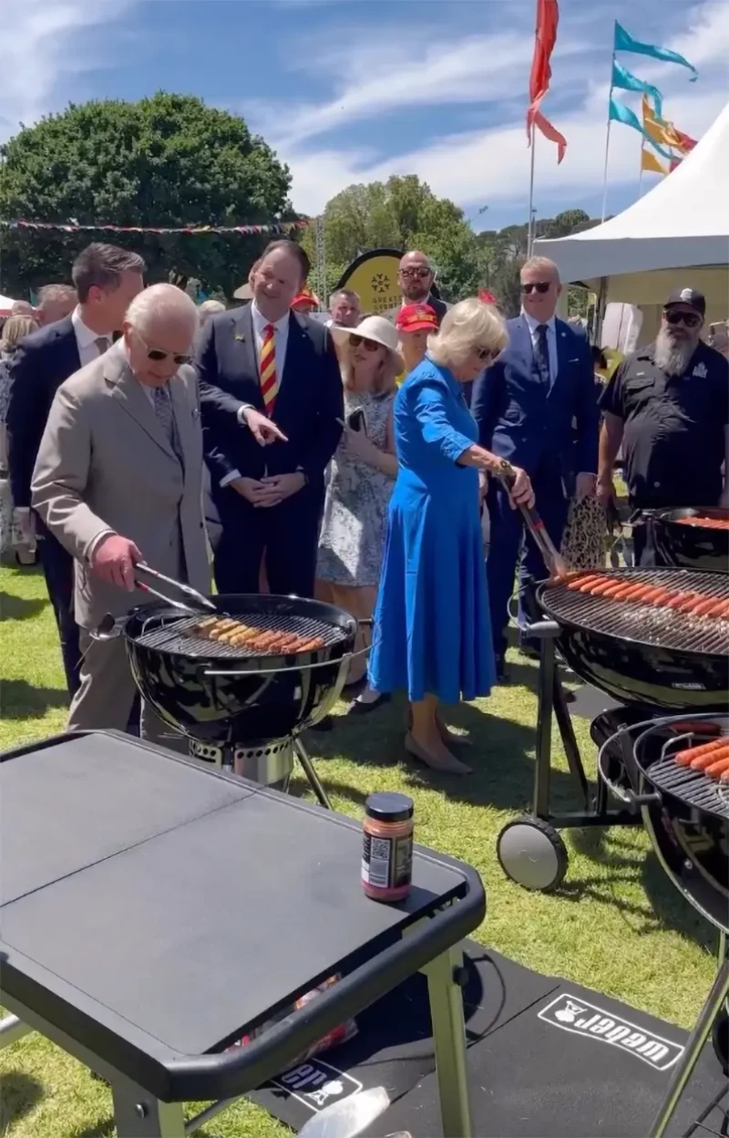 Carlos de Inglaterra y Camilla Parker Bowles cocinando en una barbacoa australiana.