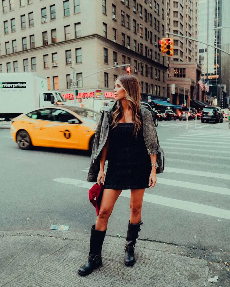 Rosanna Zanetti posando ante uno de los icónicos taxis amarillos de la ciudad de Nueva York.