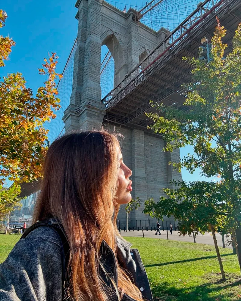 Rosanna Zanetti tomando el sol junto al puente de Brooklyn.