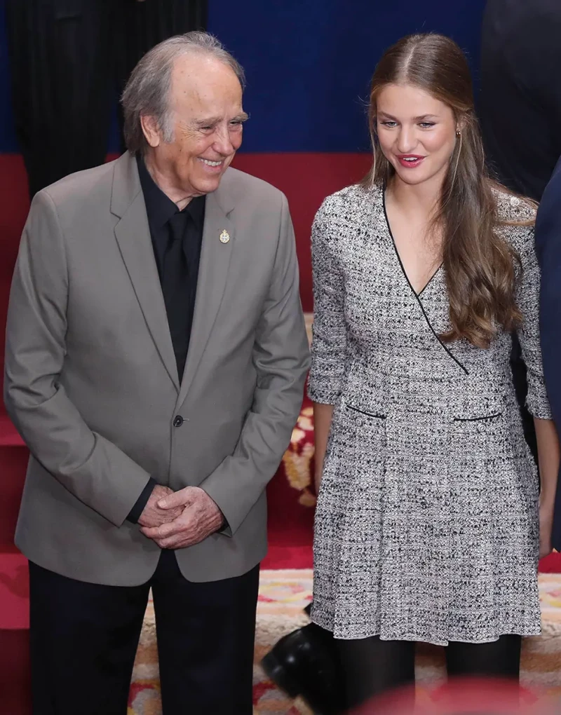 Serrat junto a Leonor tras recibir el Premio de las Artes.