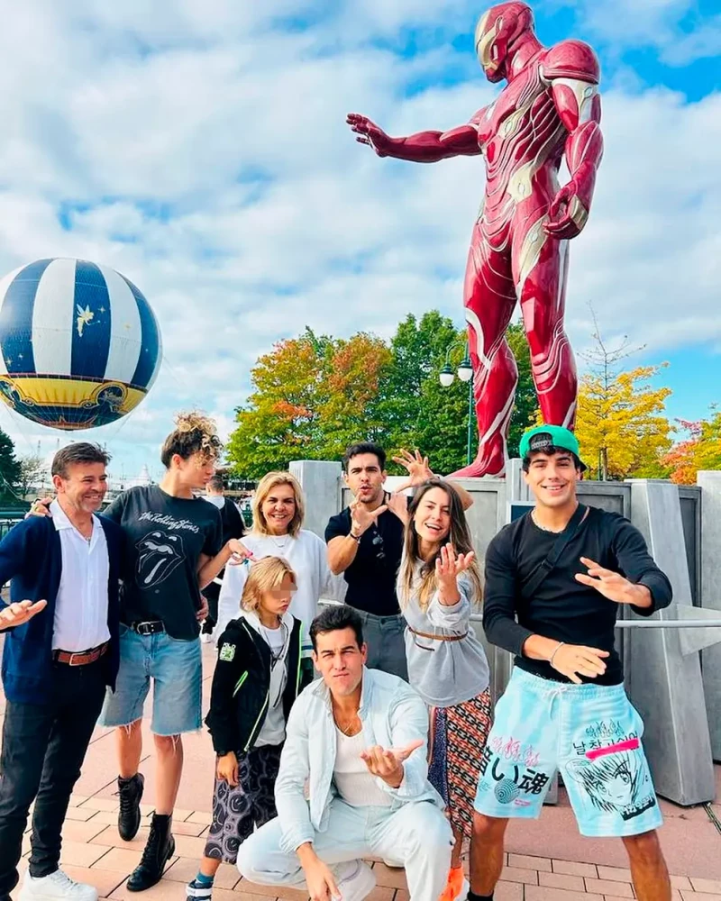 Mario Casas con su familia en un parque temático.