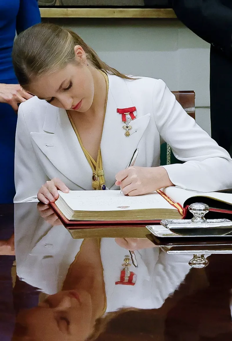 Leonor firmando su fidelidad a la constitución.