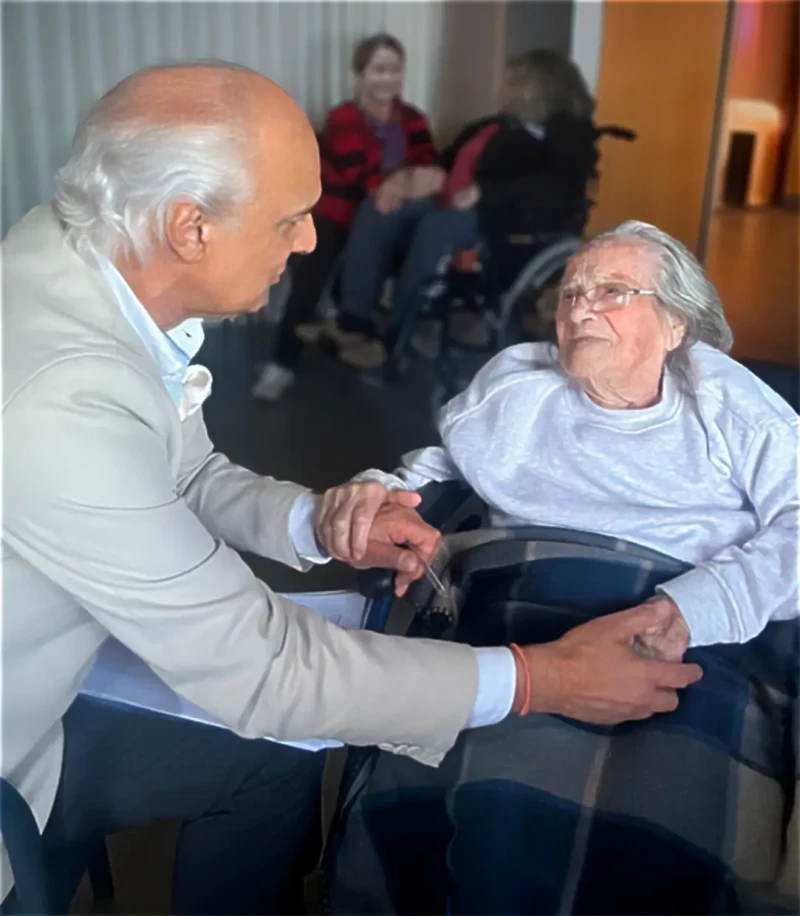 El doctor visitando a una señora muy anciana.