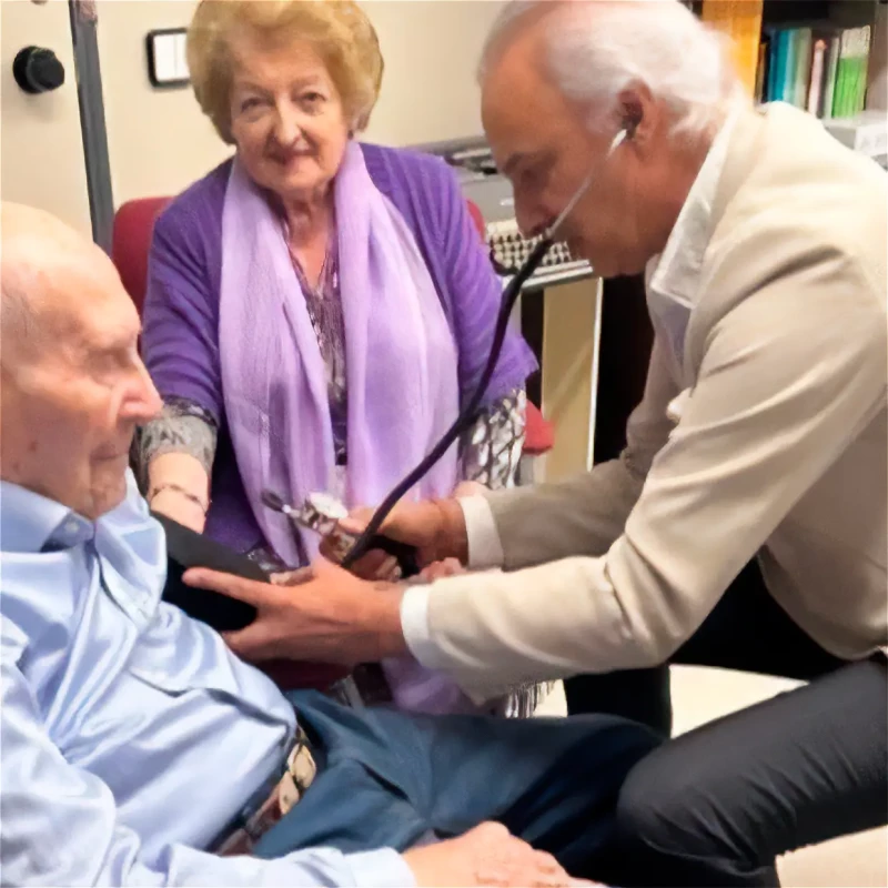 Doctor de la Peña atendiendo a Engraciano García, de 109 años.