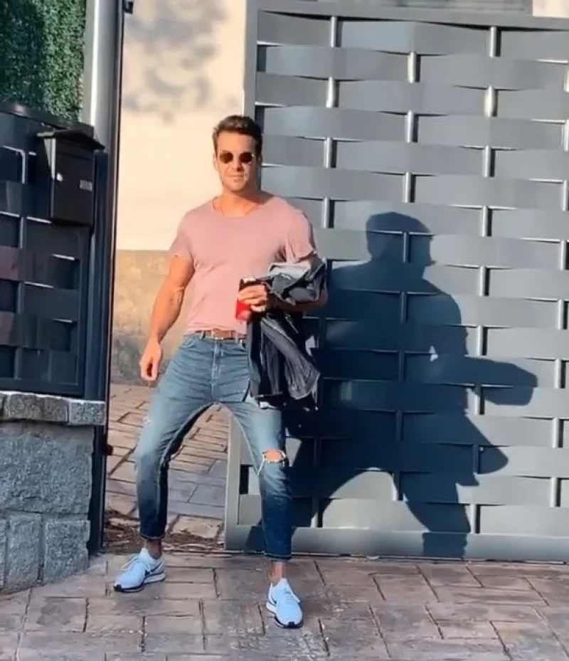 Mario Casas baila para su hermana Sheila en la puerta de su vivienda.