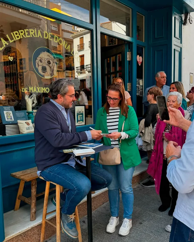 Máximo Huerta firmando ejemplares de su novela delante de su librería.