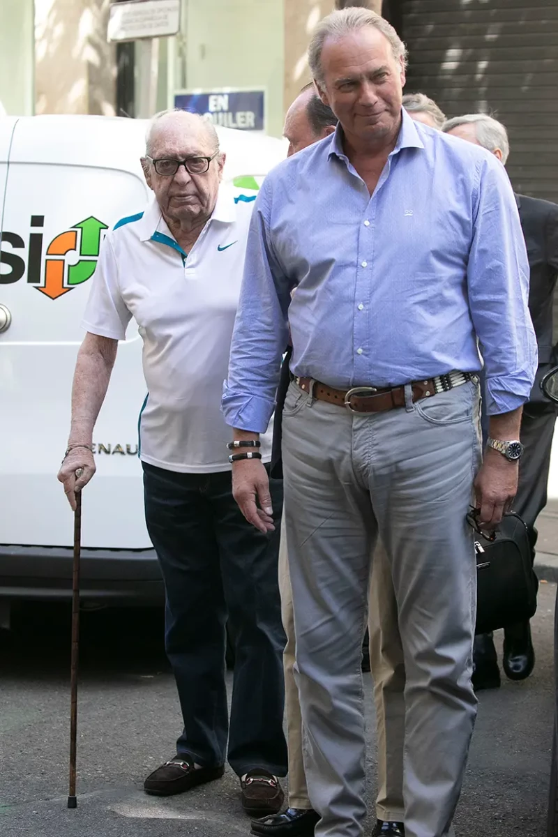 Bertín con su padre por la calle.