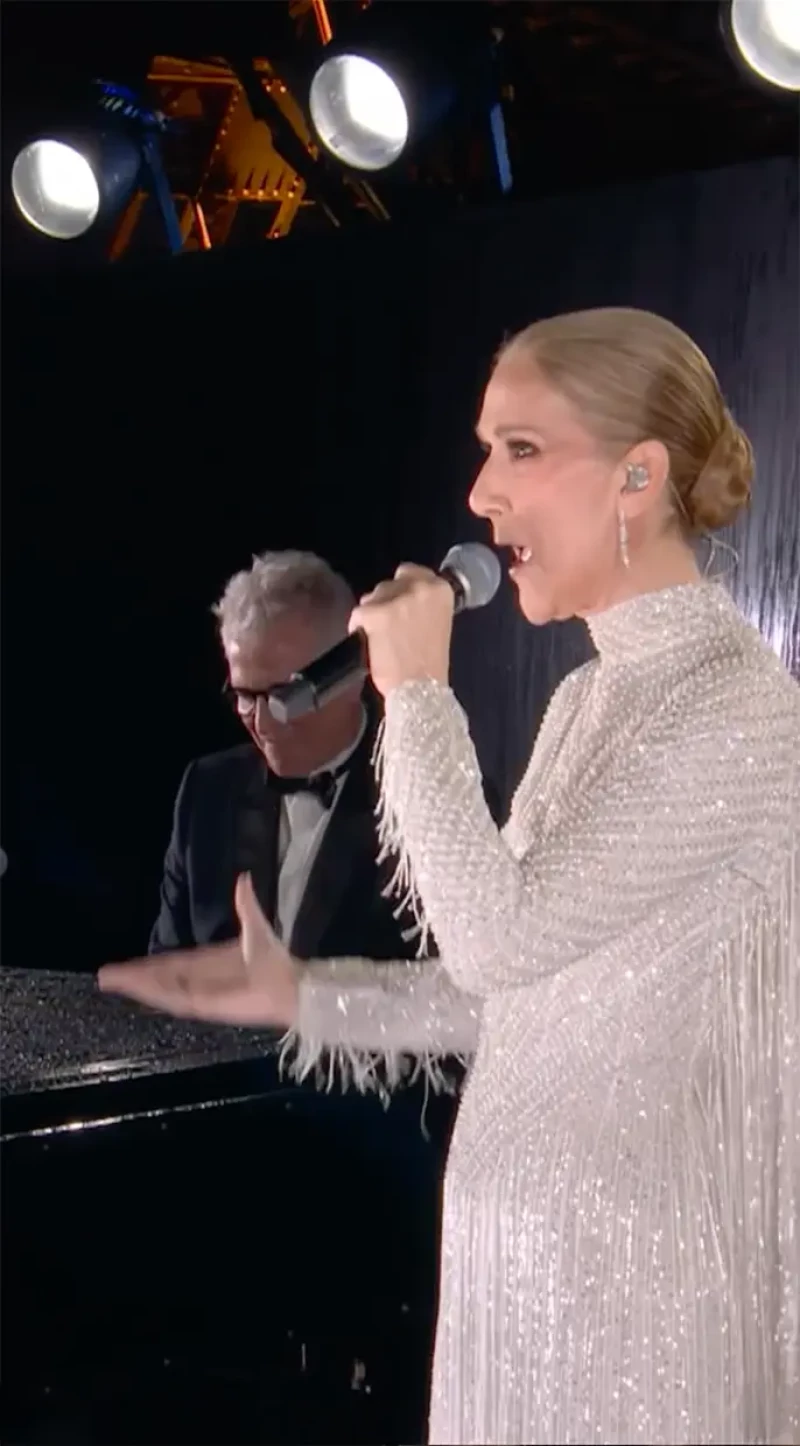 La cantante Celine Dion durante su épica actuación en la gala de inauguración de los Juegos Olímpicos de París 2024.