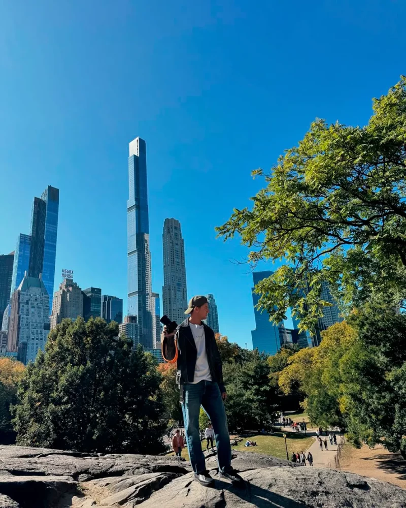 David Bisbal posando delante de unos rascielos en Nueva York.