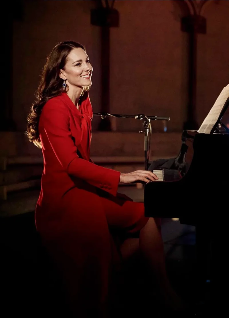 En el 2021, Kate se implicó tanto, que participó en el concierto interpretando una emotiva pieza al piano.