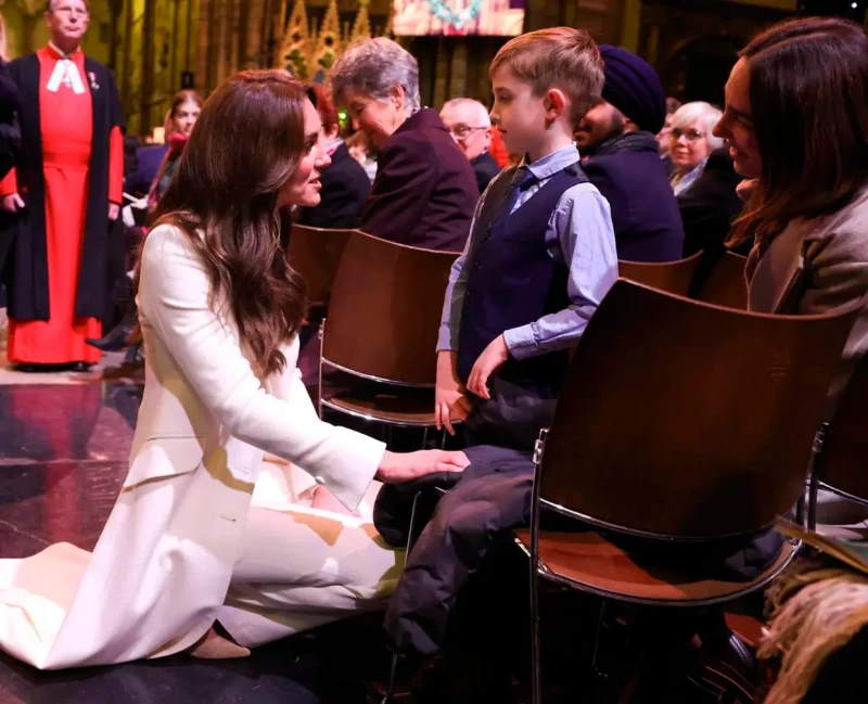 Kate saludando a un niño durante un concierto de Navidad.