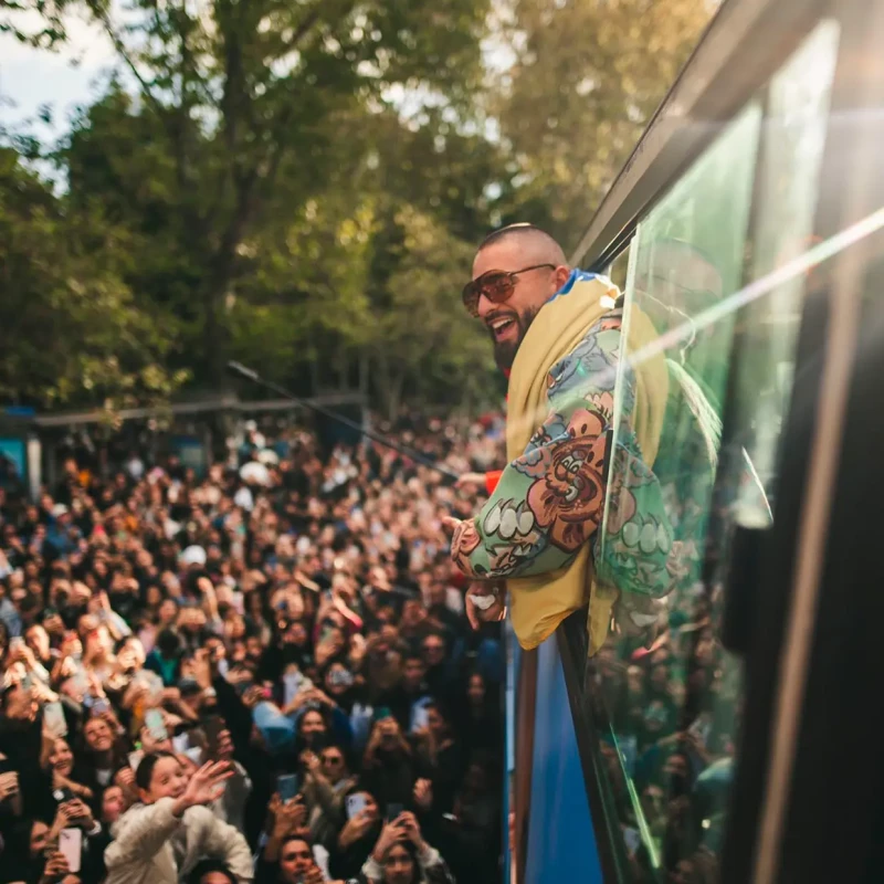 Maluma saluda a sus fans desde un autobús en la presentación de su gira.