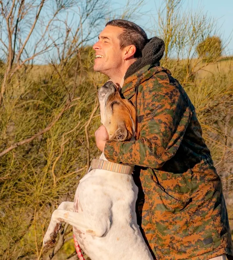 Mario Casas jugando con su perro