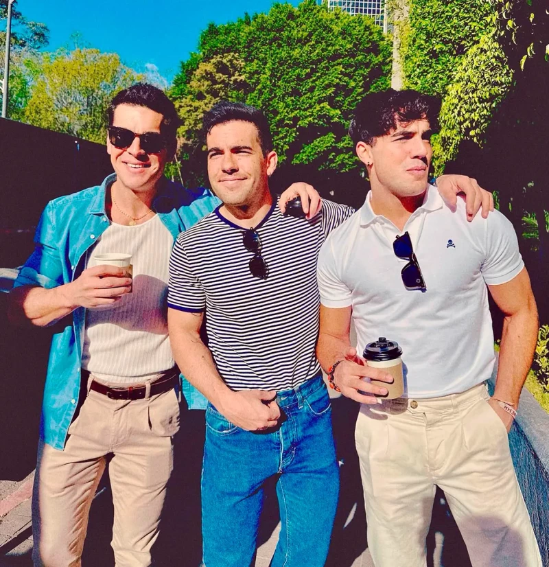 Mario Casas con sus hermanos.