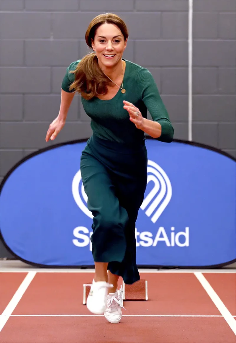 Katte Middleton corriendo en una pista de atletismo.