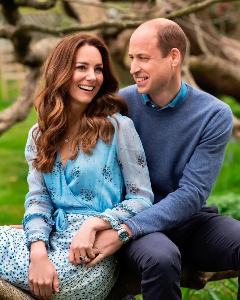 Kate Middleton y el príncipe Guillermo posan juntos, felices y abrazados