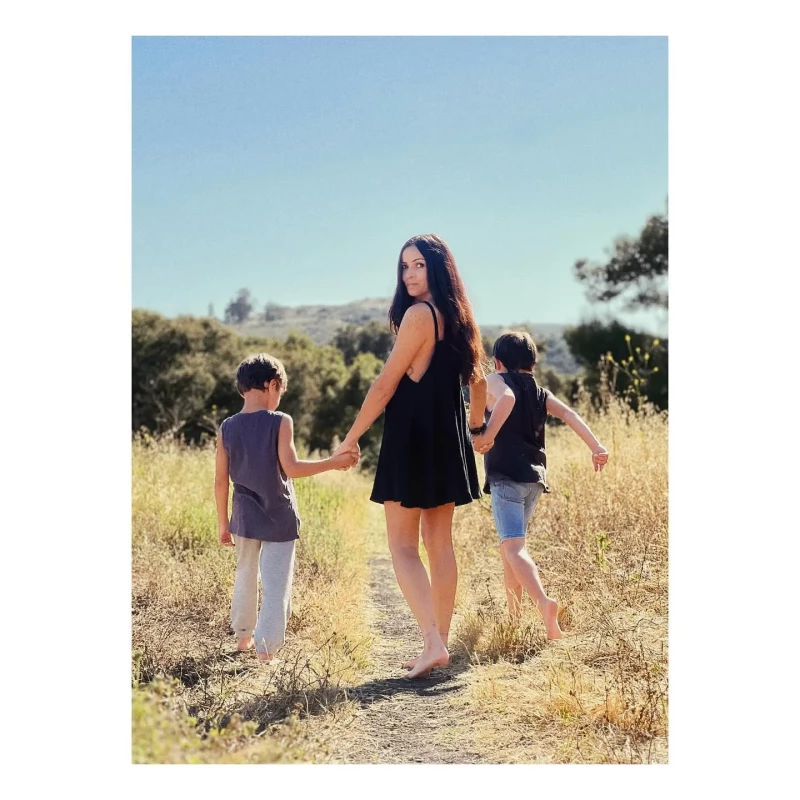 Raquel del Rosario con sus hijos, Leo y Mael.