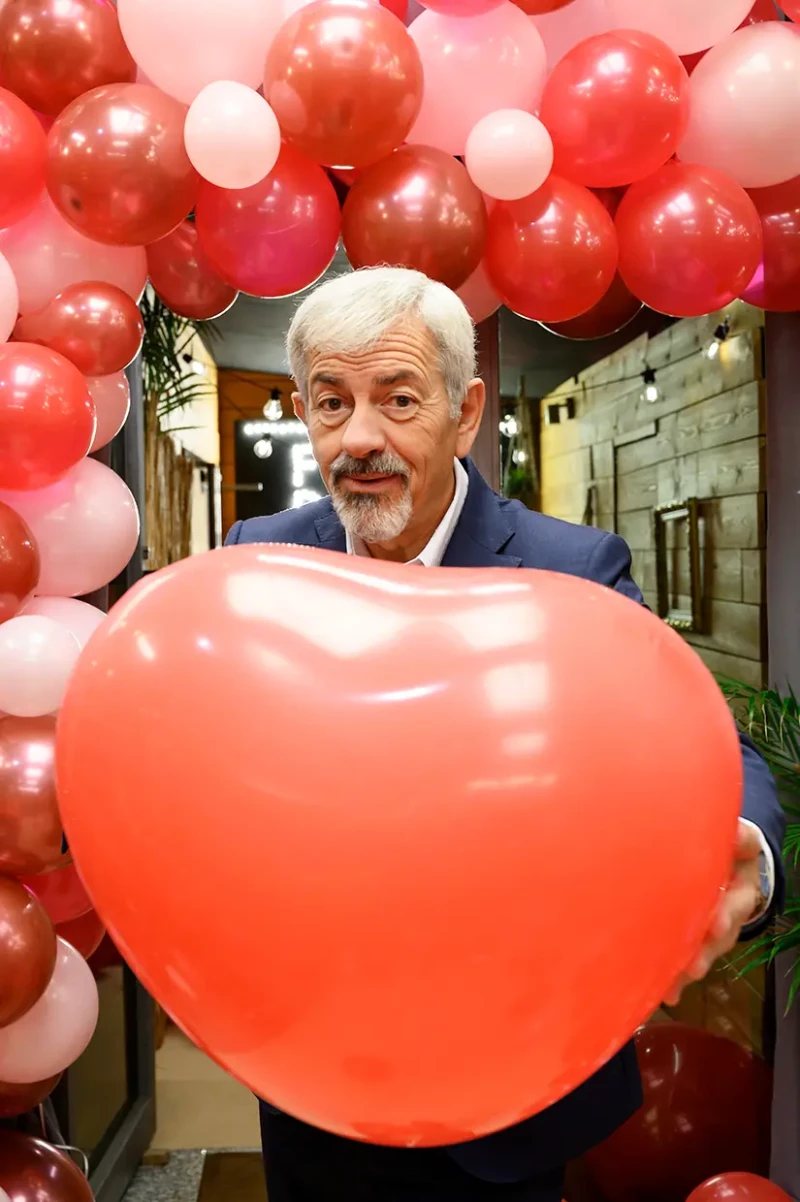 Carlos Sobera con un globo en forma de corazón en el set de First Dates.