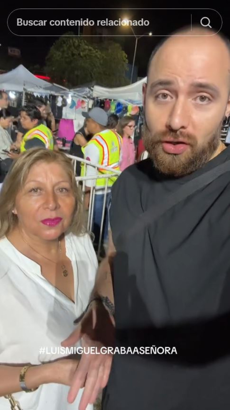 Erick y su madre, en el concierto de Luis Miguel.