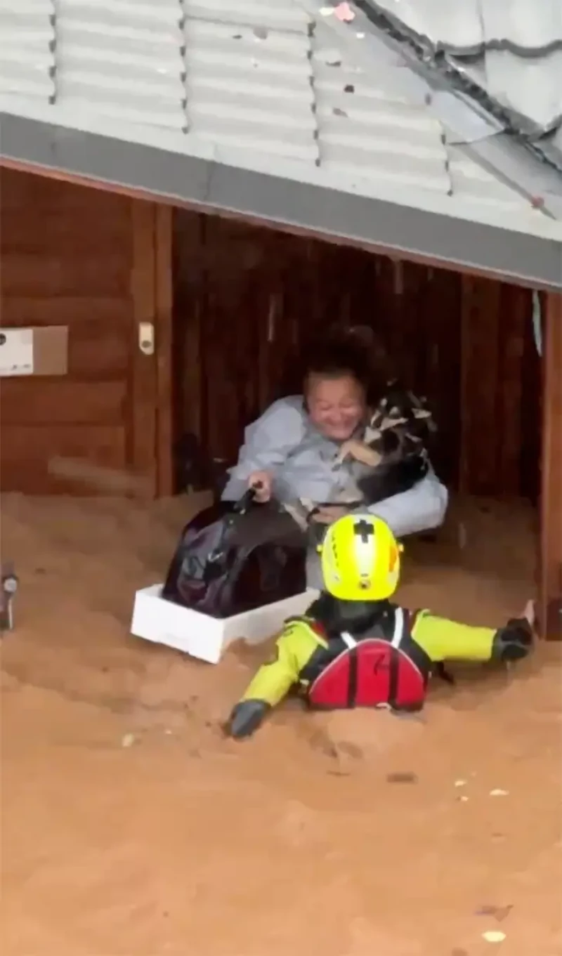 Mujer siendo rescatada del inundación en Utiel.