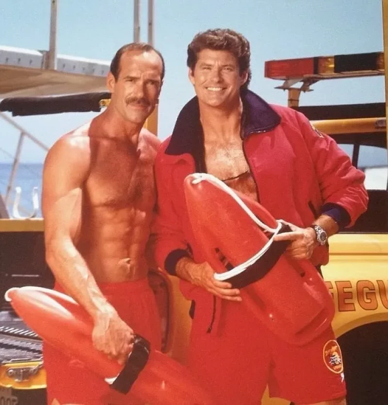 David Hasselhoff con Michael Newman en 'Los vigilantes de la playa'.