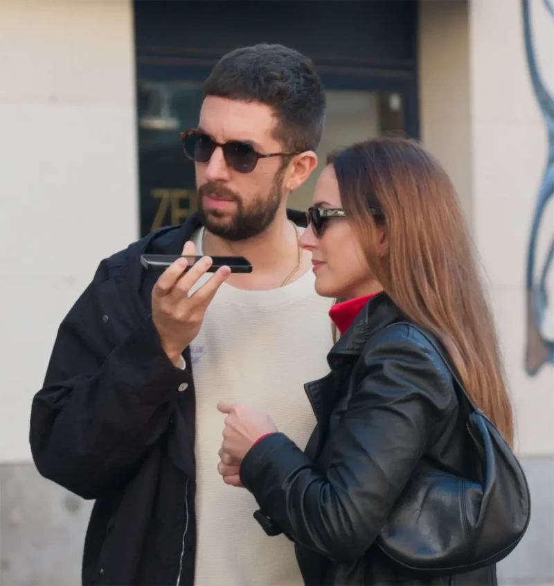 David Broncano en la calle con su pareja, Silvia Alonso.