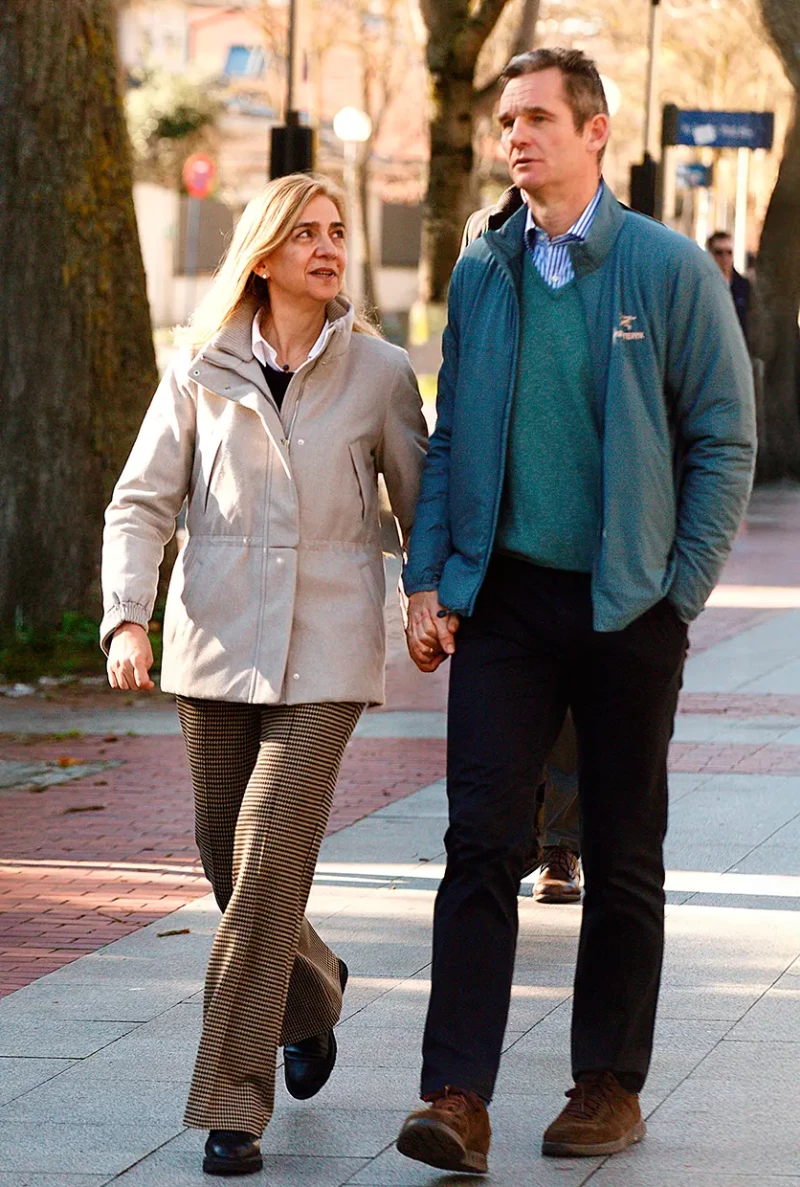 La infanta Cristina e Iñaki Urdangarín paseando juntos por la calle.