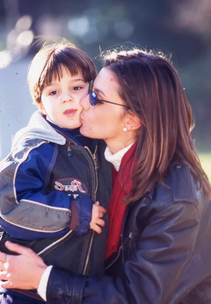 Mar Flores besando a su hijo Carlo Costanzia de niño.