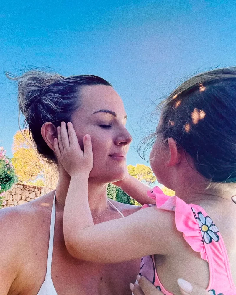 Edurne jugando con su hija, Yanay.