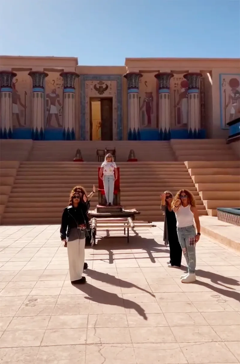 Bárbara Rey y Sofía Cristo en el patio de un templo