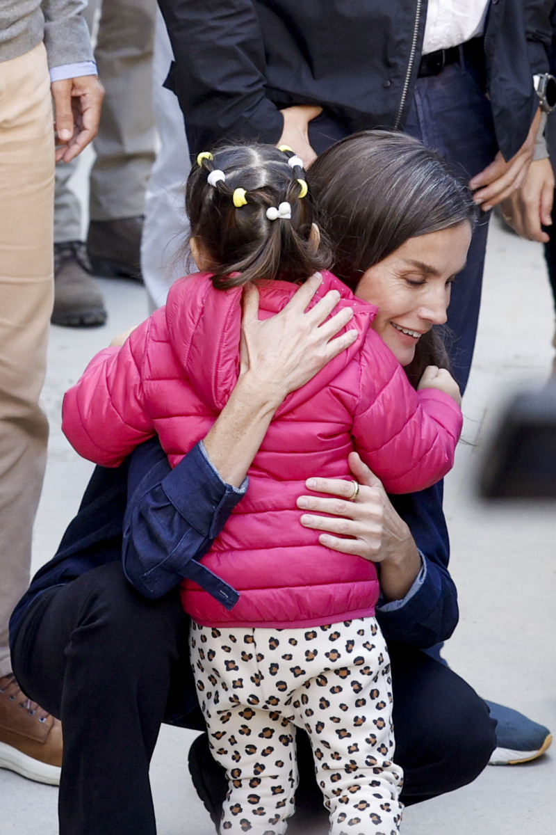 La reina Letizia saluda a una niña durante su visita a la localidad valenciana de Chiva.