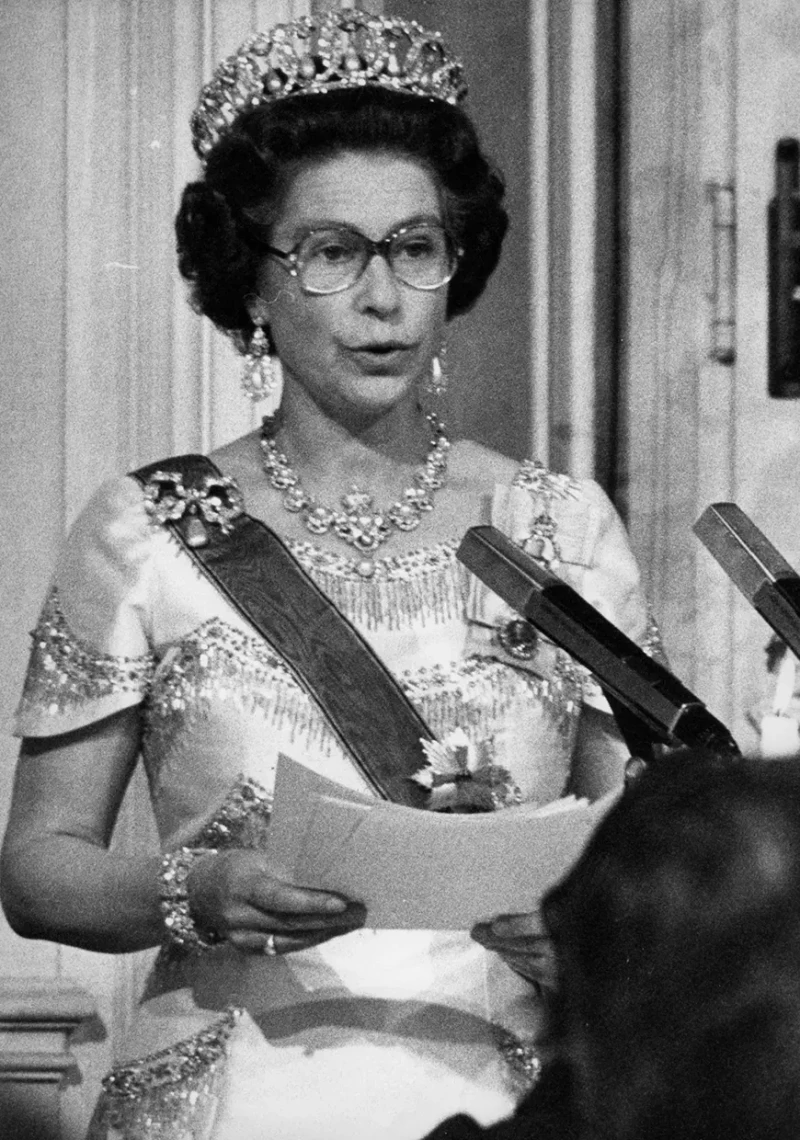 Isabel II dando un discurso.