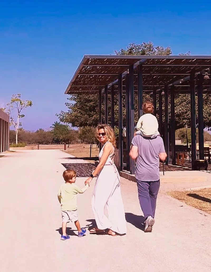 Alejandra y Richard paseando con sus hijos.