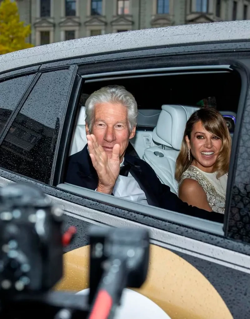 Alejandra y Richard Gere saludando desde un coche.