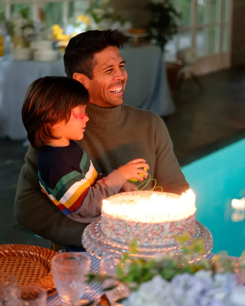 Fernando Verdasco con uno de sus hijos en brazos.