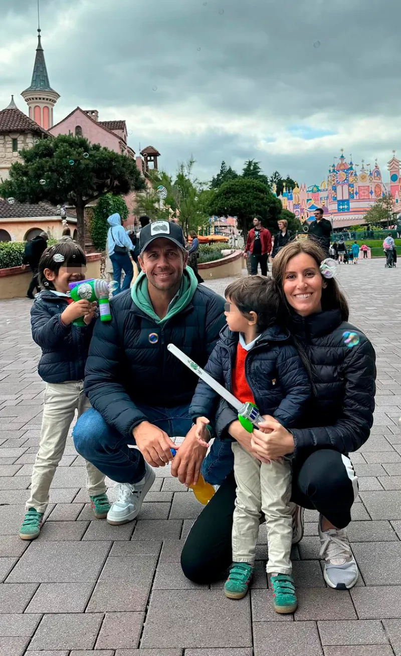 Fernando Verdasco y Ana Boyer con sus hijos en Disneylandia.