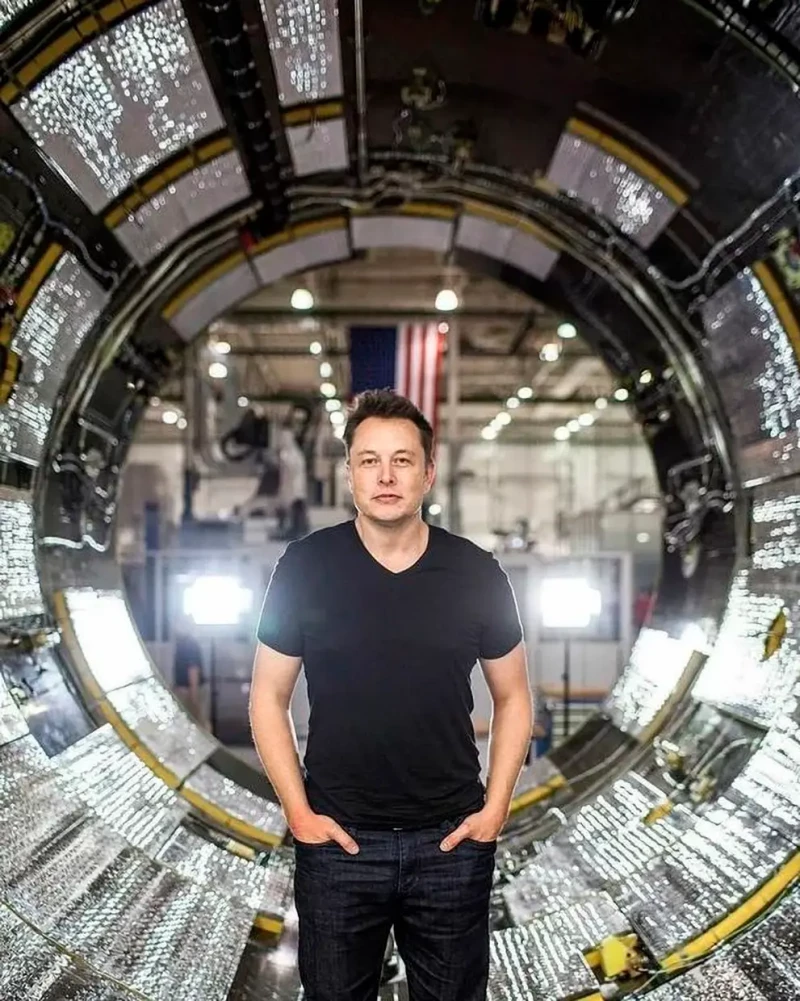 Elon Musk posa dentro del fuselaje de uno de los cohetes de SpaceX.