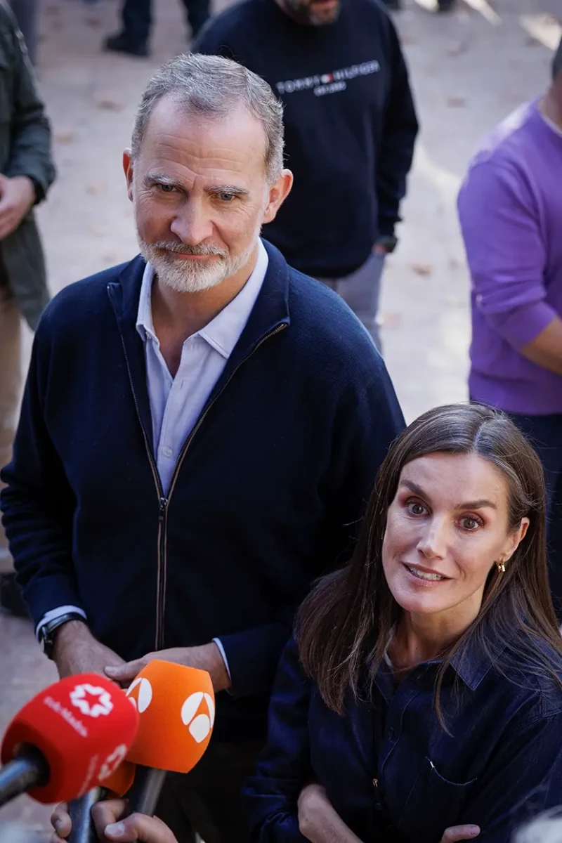 La reina Letizia y el rey Felipe VI atendiendo a los medios.