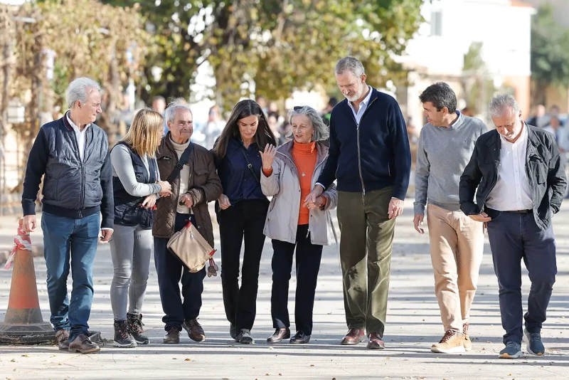 Los reyes, Felipe y Letizia, acompañados del ministro de Política Territorial y Memoria Democrática, Ángel Víctor Torres (dcha), el presidente de la Generalitat Valenciana, Carlos Mazón, el alcalde de Utiel, Ricardo Gabaldón (izda), y la delegada del Gobierno en la Comunitat Valenciana, Pilar Bernabé.