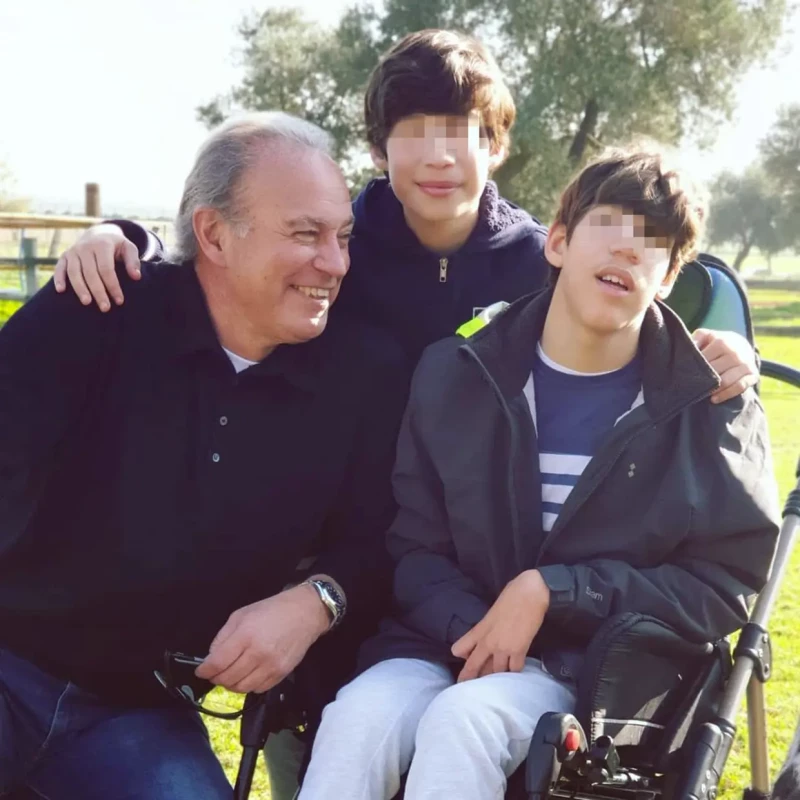 Bertín Osborne posa junto a sus dos hijos.